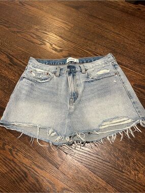 Abercrombie & Fitch
Mid Rise Boyfriend Shorts
Size 29/8